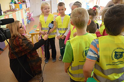 Wręczenie kamizelek odblaskowych