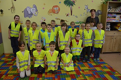 Zdjęcia z inauguracji inicjatywy 2 rok BEZPIECZNE I WIDOCZNE DZIECKO połączone ze slubowaniem klas 1 szkoły podstawowej nr.3 w Biłgoraju