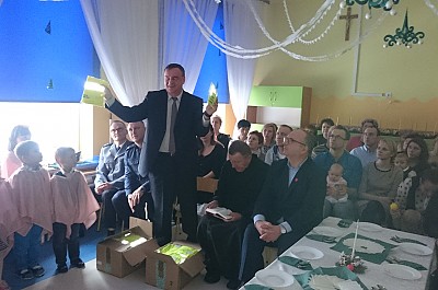Wręczenie kamizelek odblaskowych Przedszkole im. Krasnala Hałabały w JózefowieJózefow