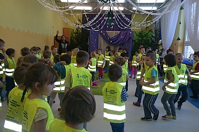 Wręczenie kamizelek odblaskowych Przedszkole im. Krasnala Hałabały w JózefowieJózefow